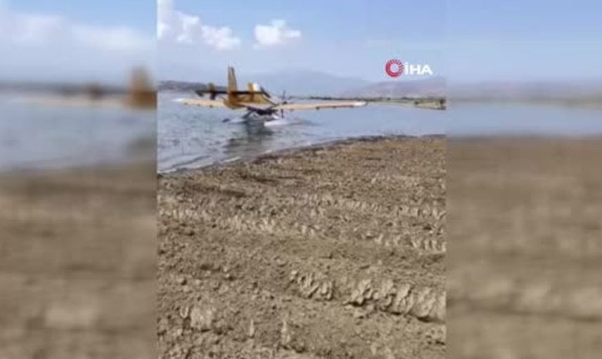 İzmir'de yangın söndürme uçağı baraja zorunlu iniş yaptı