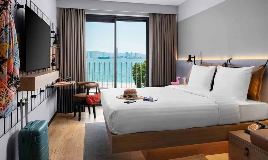 İzmir'in yeni kıyısında sosyal yaşamı destekleyen Moxy oteli açıldı