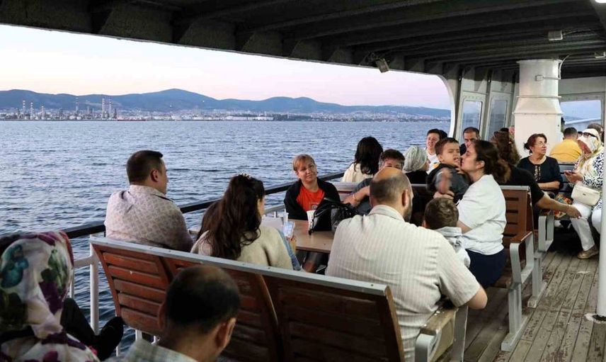 İzmit Körfezi’nde mehtap turları yoğun ilgi görüyor