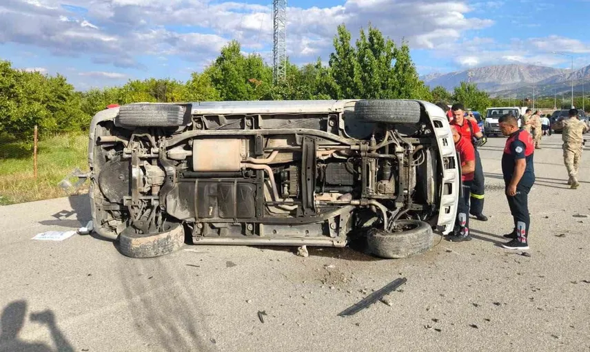Erzincan'da direksiyon hakimiyetini kaybeden sürücü kaza yaptı