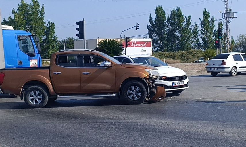 Kırmızı ışık ihlali ile meydana gelen kaza ucuz atlatıldı