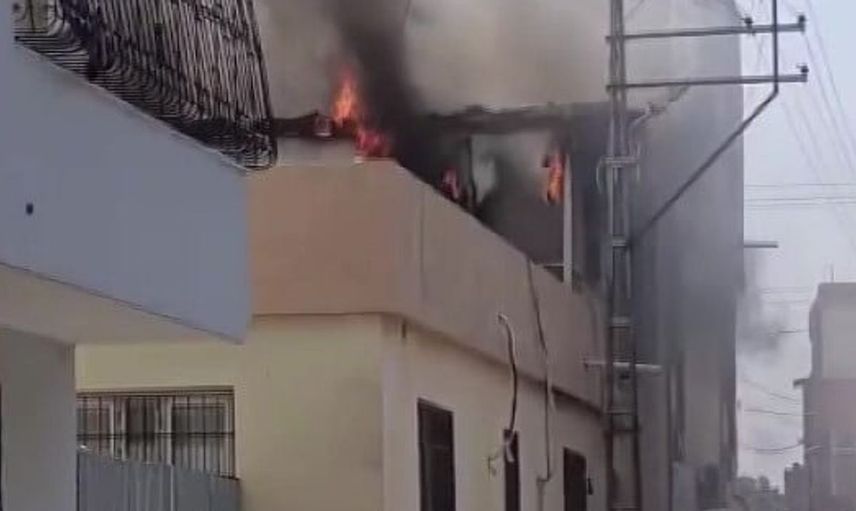 Adana'da aile sağlığı merkezi çatısında çıkan yangın paniğe neden oldu
