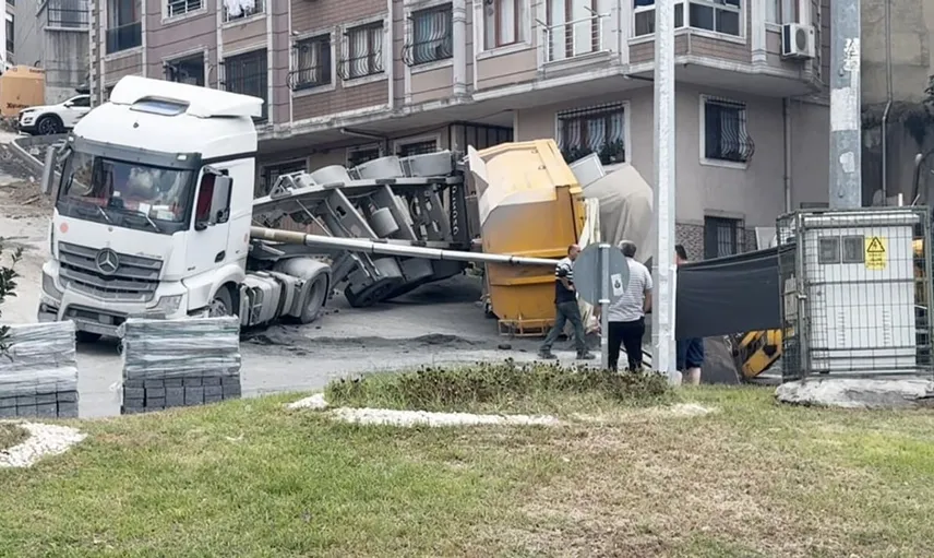 Kağıthane'de hafriyat kamyonunun dorsesi devrildi, araçta maddi hasar oluştu