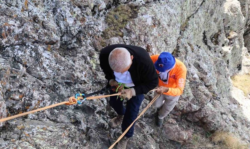 Yükseklik korkusu nedeniyle mahsur kalan dağcı, ekiplerin yardımıyla kurtarıldı