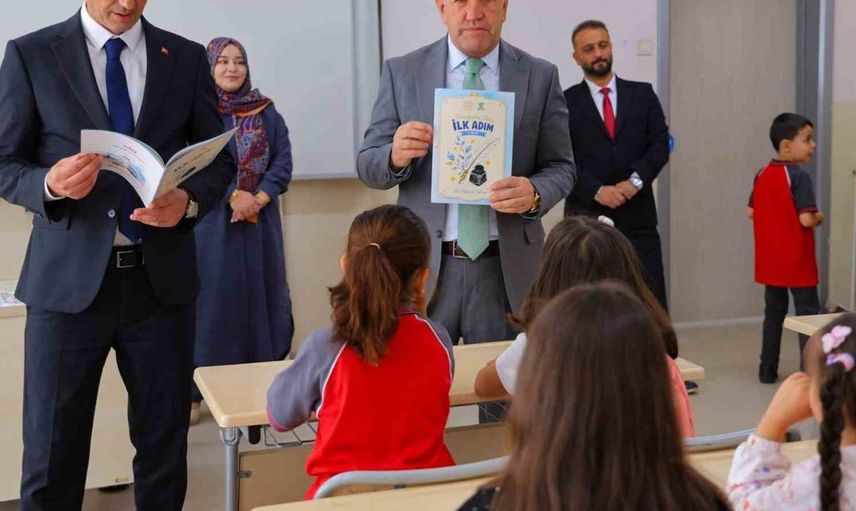 Minik öğrenciler okul heyecanıyla bir araya geldi: Uyum haftasında ilk ders