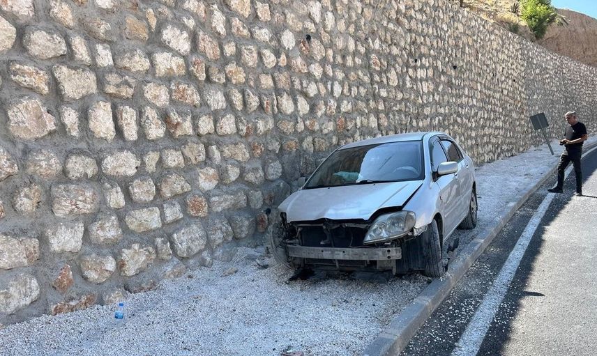 Besni'de direksiyon hakimiyetini kaybeden sürücü istinat duvarına çarptı