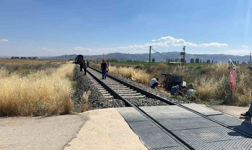 Afyonkarahisar'da hemzemin geçitte tren tarım aracına çarptı: 1 ölü, 2 yaralı