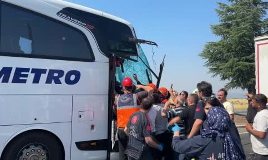 Uşak'ta otobüs kazası: Yaralı sayısı 8'e yükseldi