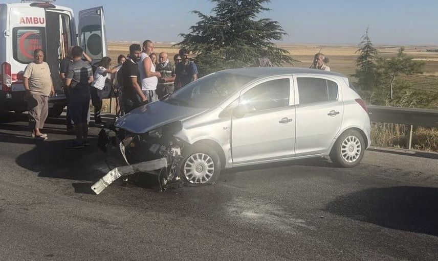 Lastiği patlayan araç bariyerlere çarptı: Üç yaralı