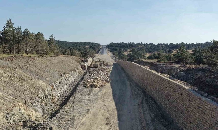 Sarıcakaya yolundaki yıkılan duvar tamir edildi, yol çalışmaları devam ediyor