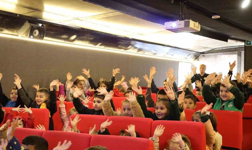 Düzce'de çocuklar sinema keyfi yaşıyor: Gezen sinema tırı köy okullarında