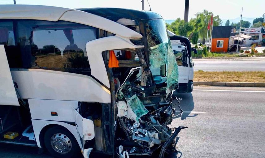 Afyonkarahisar'da yolcu otobüsü kamyonete çarptı: Bir ölü, 15 yaralı