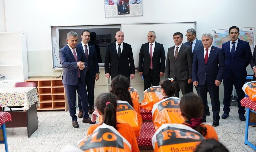 Eğitime destekten geri durmadılar: Erzurum'da 250 öğrenciye bot ve mont dağıtıldı