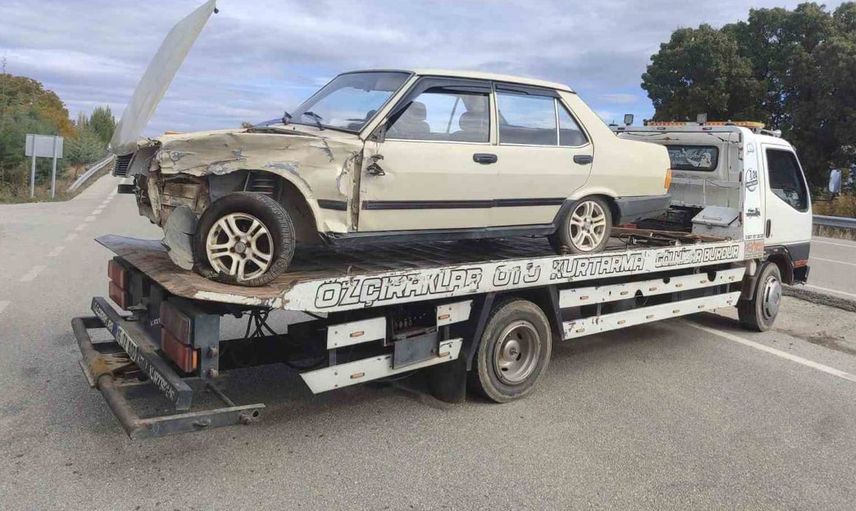 Burdur'da otomobiller çarpıştı, iki sürücü yaralandı