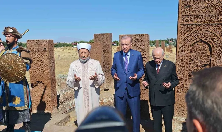 Cumhurbaşkanı Erdoğan, Ahlat Selçuklu Kabristanı'nda ecdadı andı