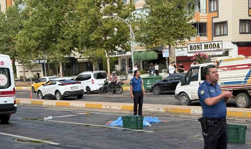 Diyarbakır'da yolun karşısına geçmeye çalışan adam hayatını kaybetti