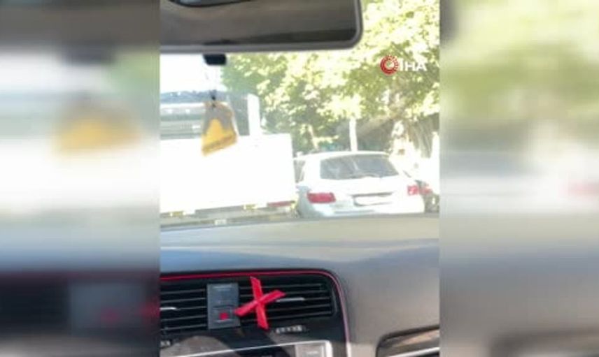 Avcılar'da sürücüler arasında yol verme tartışması kamerada
