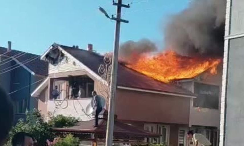 Düzce'de iki katlı evin çatı yangını kontrol altına alındı