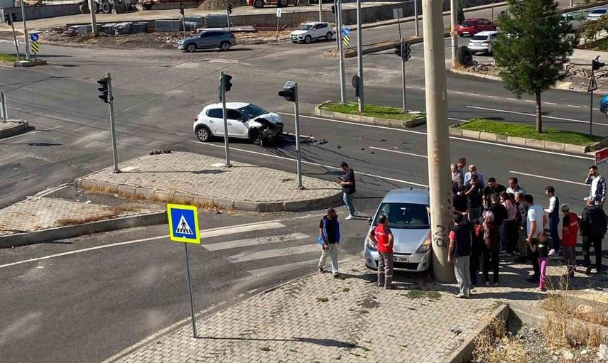 Diyarbakır'da trafik kazası: İki araç çarpıştı, üç kişi yaralandı
