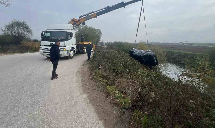 Bolu'da direksiyon hakimiyeti kayboldu, otomobil dereye uçtu