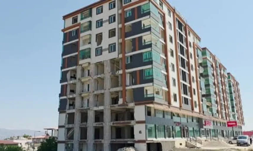 Hatay'daki hasarlı bina, sakinlerini tedirgin etmeye devam ediyor
