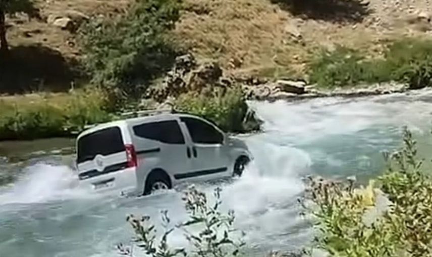 Kontrolden çıkan kamyonet Bahçesaray Çayı’nda bulundu