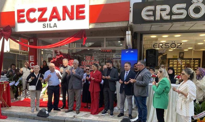 Alaşehir'de eczane açılışında duygusal anlar yaşandı