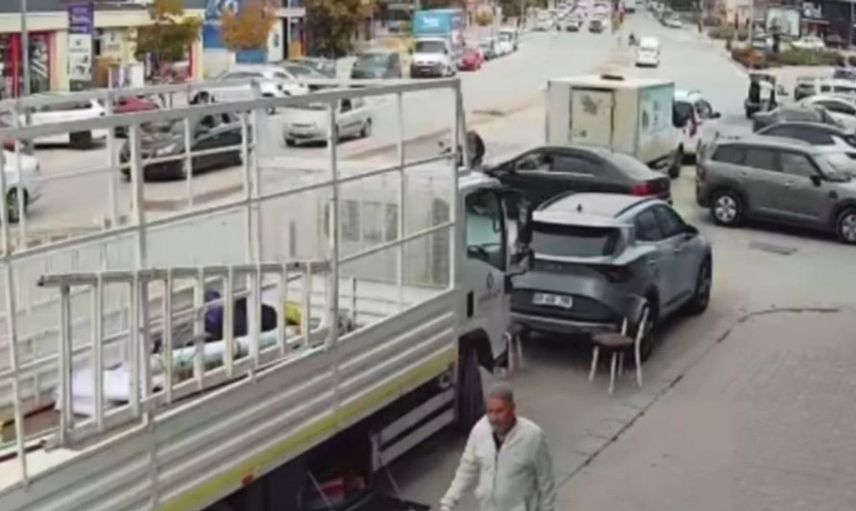 Motosikletin ters yönden girdiği kaza anı güvenlik kamerasına yansıdı