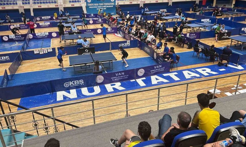 Van gençler masa tenisi turnuvası coşkusu tüm hızıyla sürüyor
