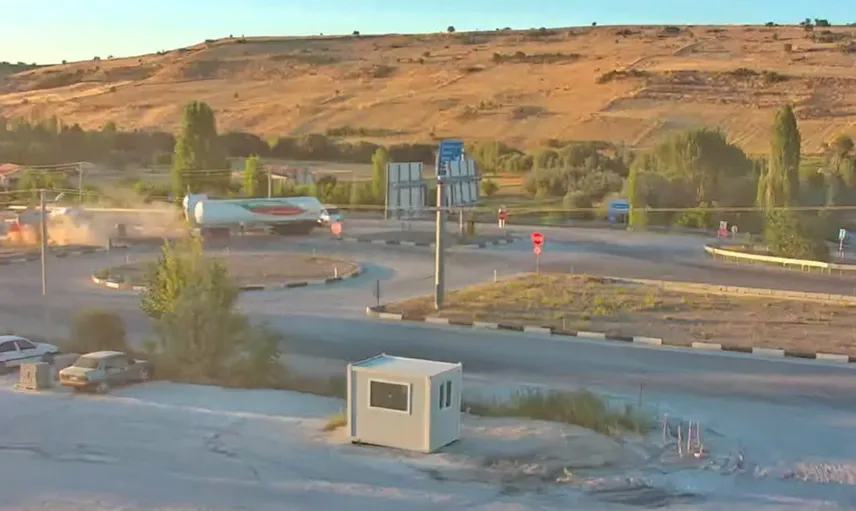 LNG tankeri ile kamyon kavşakta çarpıştı: 3 kişi yaralandı