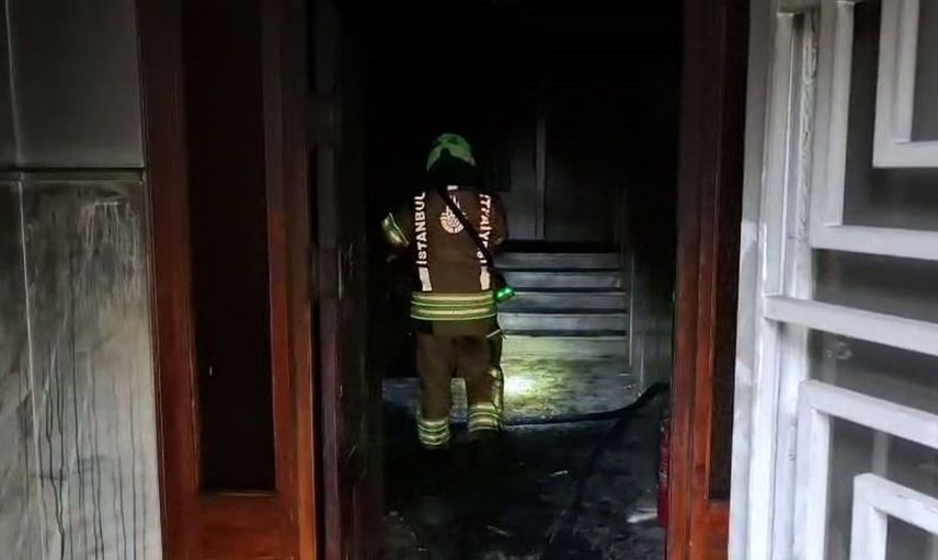 Kadıköy'de yangın paniği: 14 kişi itfaiye tarafından kurtarıldı