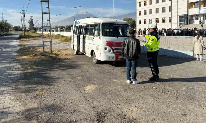 Iğdır'da trafik güvenliği eğitimiyle öğrencilere güvenli yolculuk bilgisi verildi