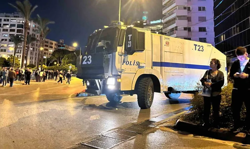 İzmir'de Cemil Tugay'a yapılan protestoda gerginlik yaşandı