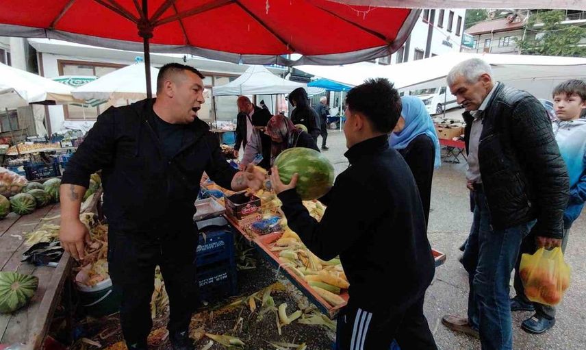 Bolu’da hayırsever esnaf 1 ton karpuzu 1 saatte ücretsiz dağıttı