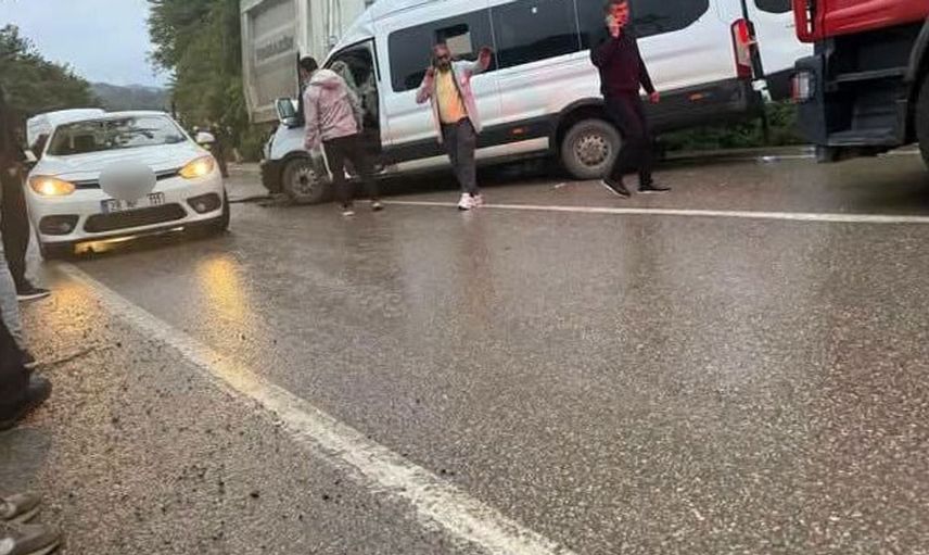 Ordu'da minibüs ve kamyon çarpıştı: 1 kişi hayatını kaybetti, 23 yaralı