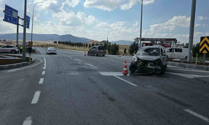 Afyonkarahisar'da hafif ticari araçlar çarpıştı: bir ölü, altı yaralı