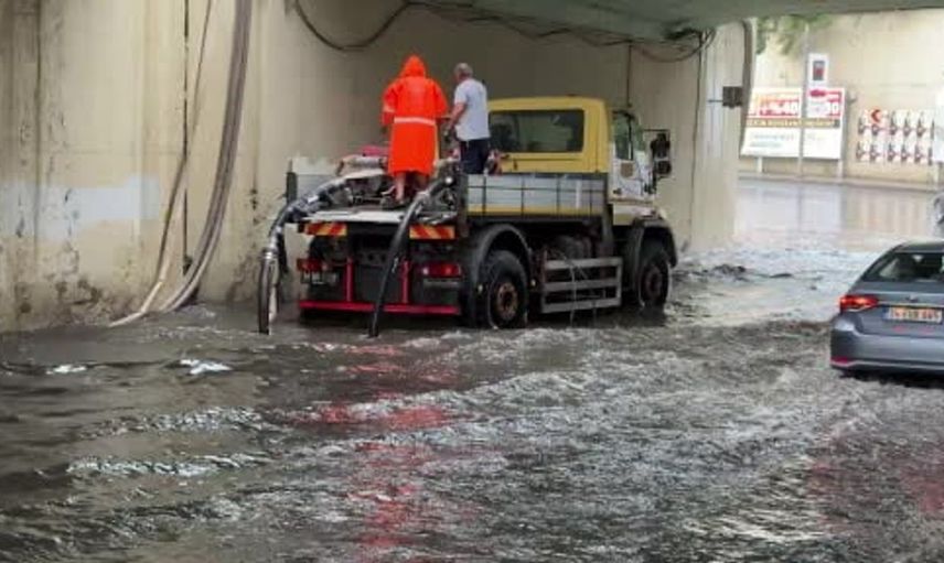 Zincirlikuyu alt geçidini sağanak bastı, belediye ekipleri tahliye çalışması başlattı