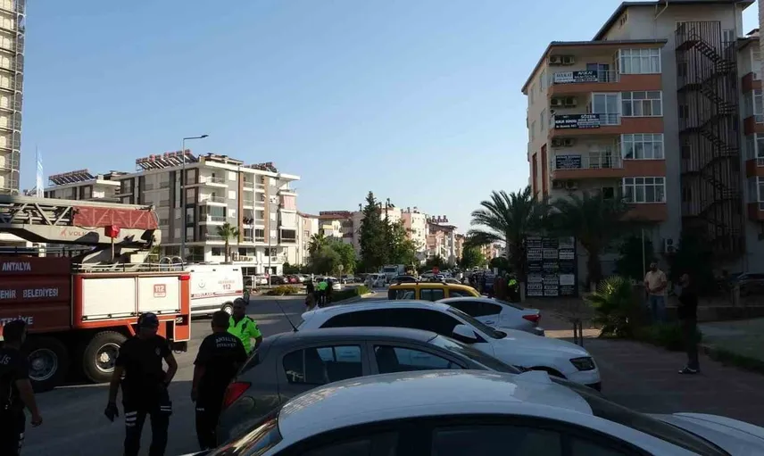 İşçi çatıda para alacağını öğrenince aşağı indi