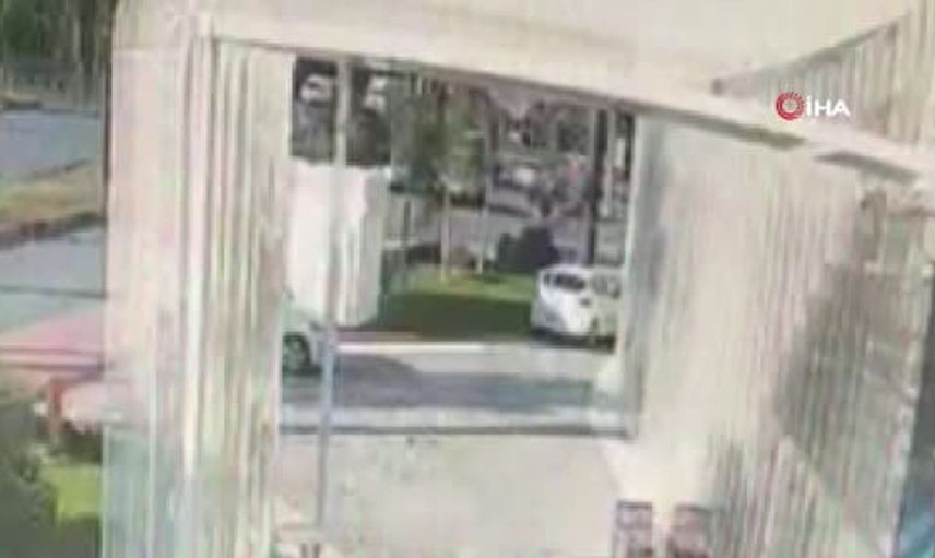 Antalya'da tur minibüsü ve otomobil çarpıştı, 15 kişi yaralandı