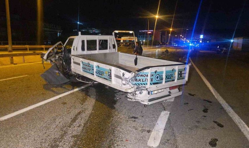 Bursa'da feci kaza: hız yapan otomobil kamyonete çarptı, 3 yaralı