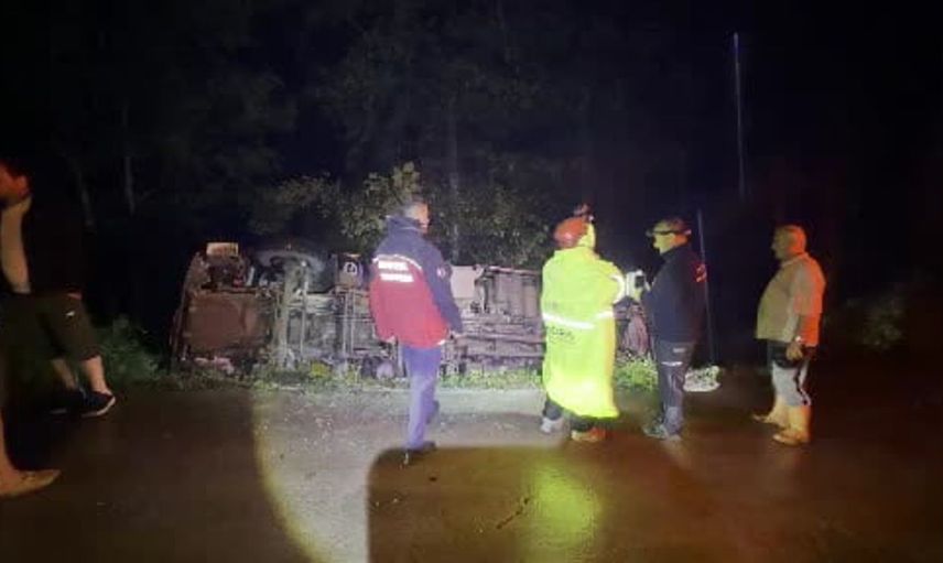 Artvin'de yağış sonrası kontrolden çıkan kamyon dere yatağına devrildi