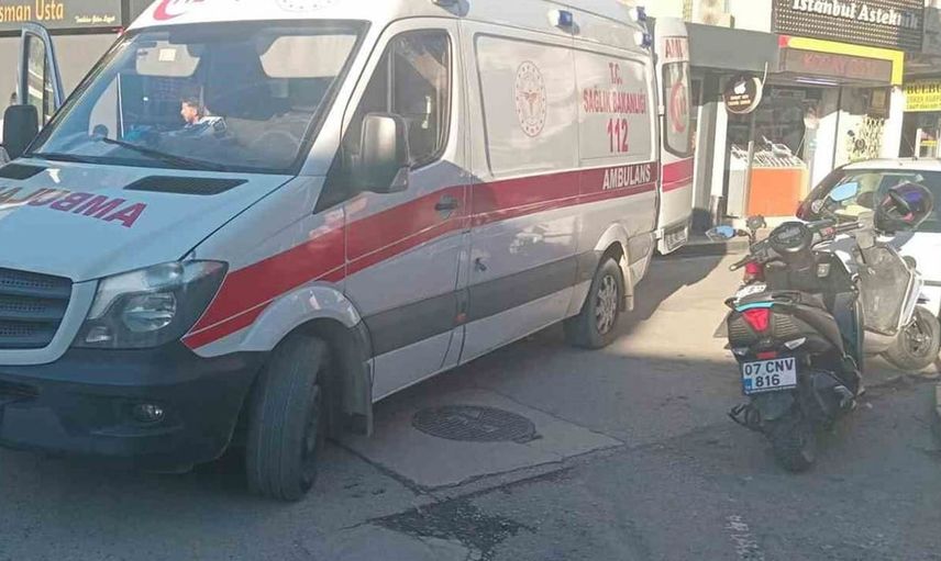 Antalya'da trafik kazası: motosiklet ve otomobil çarpıştı, iki yaralı