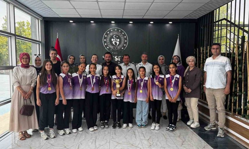 Kayseri şampiyonu sporculardan İl Müdürü Kabakcı’ya ziyaret