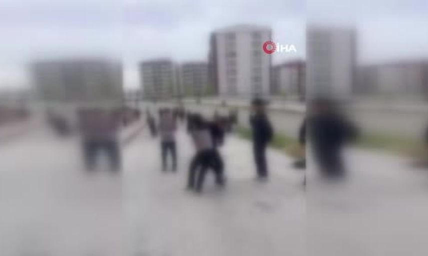 Saraycık Mahallesi'nde lise öğrencileri arasında kavga anları kameralara yansıdı