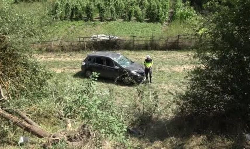 Kastamonu'da direksiyon hakimiyeti kaybı sonucu otomobil şarampole uçtu