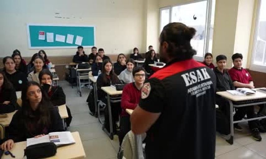 Esenyurt Belediyesi deprem bilinci eğitimlerini okul çağındaki çocuklara ulaştırıyor