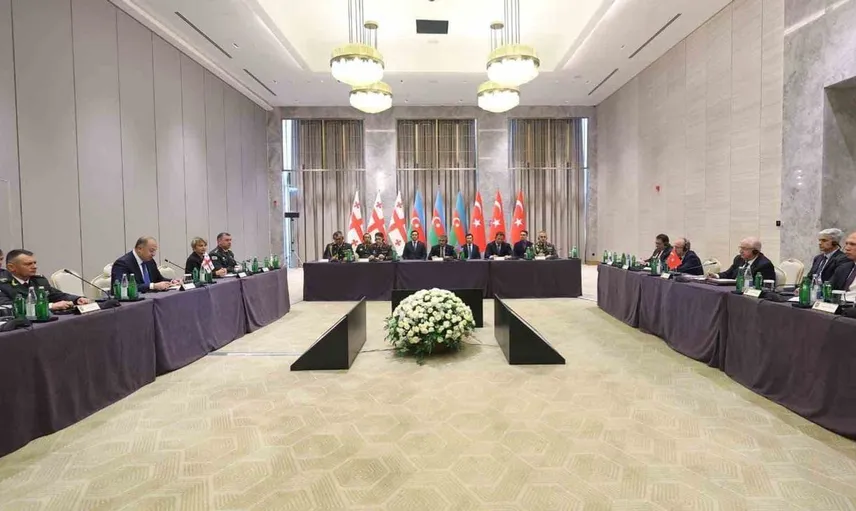 Şuşa'da önemli buluşma: Türkiye, Azerbaycan ve Gürcistan savunma bakanları bir araya geldi