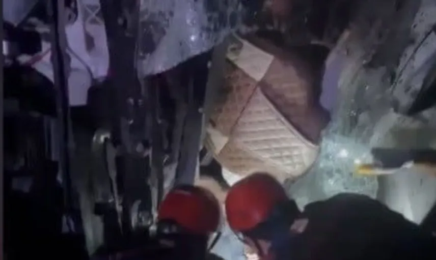 Osmaniye'de tır devrildi, sürücü itfaiye ekipleri tarafından kurtarıldı