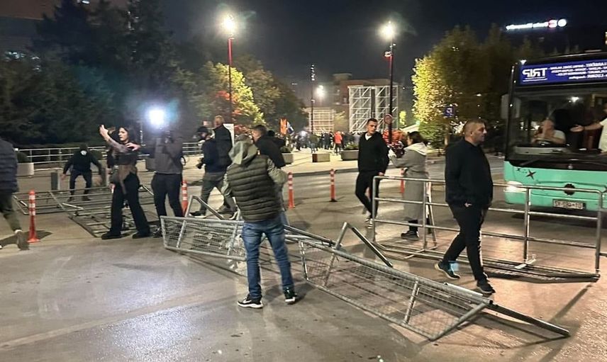 Kosova'da protesto eylemleri doruğa ulaştı: Meclis önünde gergin anlar