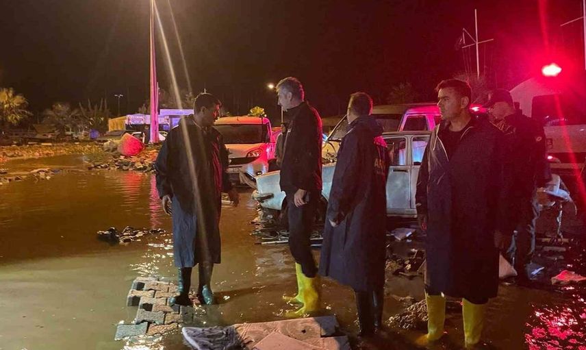 Antalya'da sağanak yağış nedeniyle mahsur kalanlar kurtarıldı